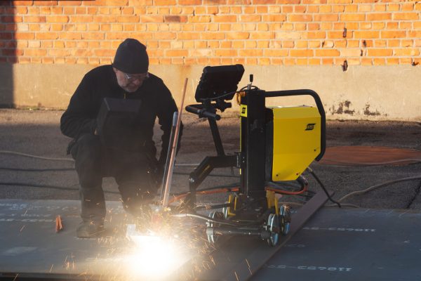 Man gouging with the ESAB Versotrac EWH 1000