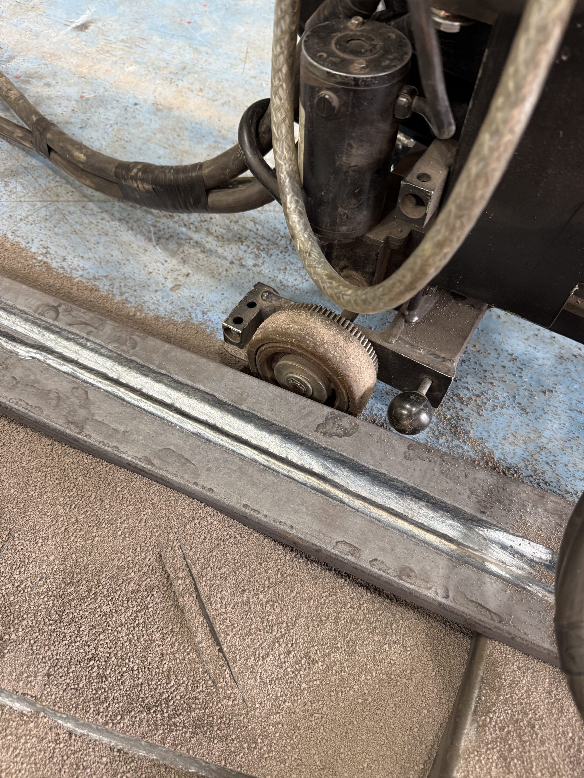 Lincoln Electric Idealarc DC 1000 LT-7 tractor - Used Ex Hire - Image 2